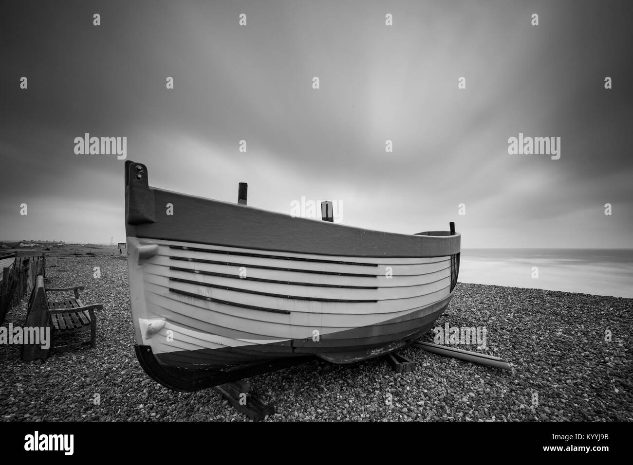 Barca da pesca sulla spiaggia di Shoreham-da-Mare, West Sussex, in Inghilterra. Foto Stock
