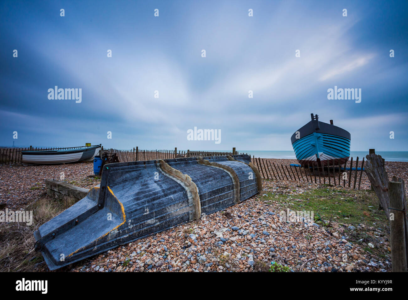 Barche di pescatori sulla spiaggia a Shoreham-da-Mare, West Sussex, in Inghilterra. Foto Stock