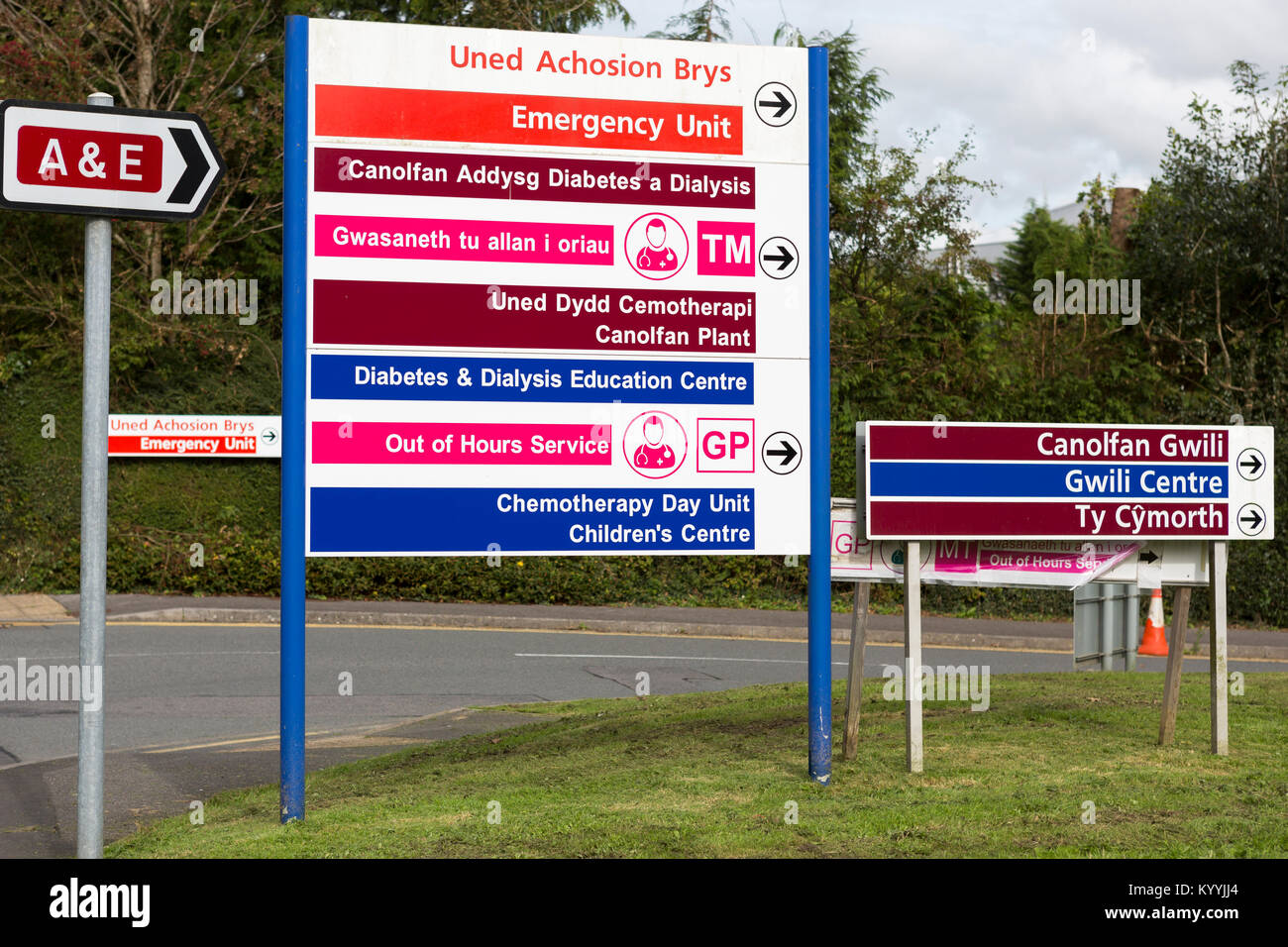Colorato - bilingue gallese e inglese - ospedale segni al di fuori di un ospedale in Galles Foto Stock