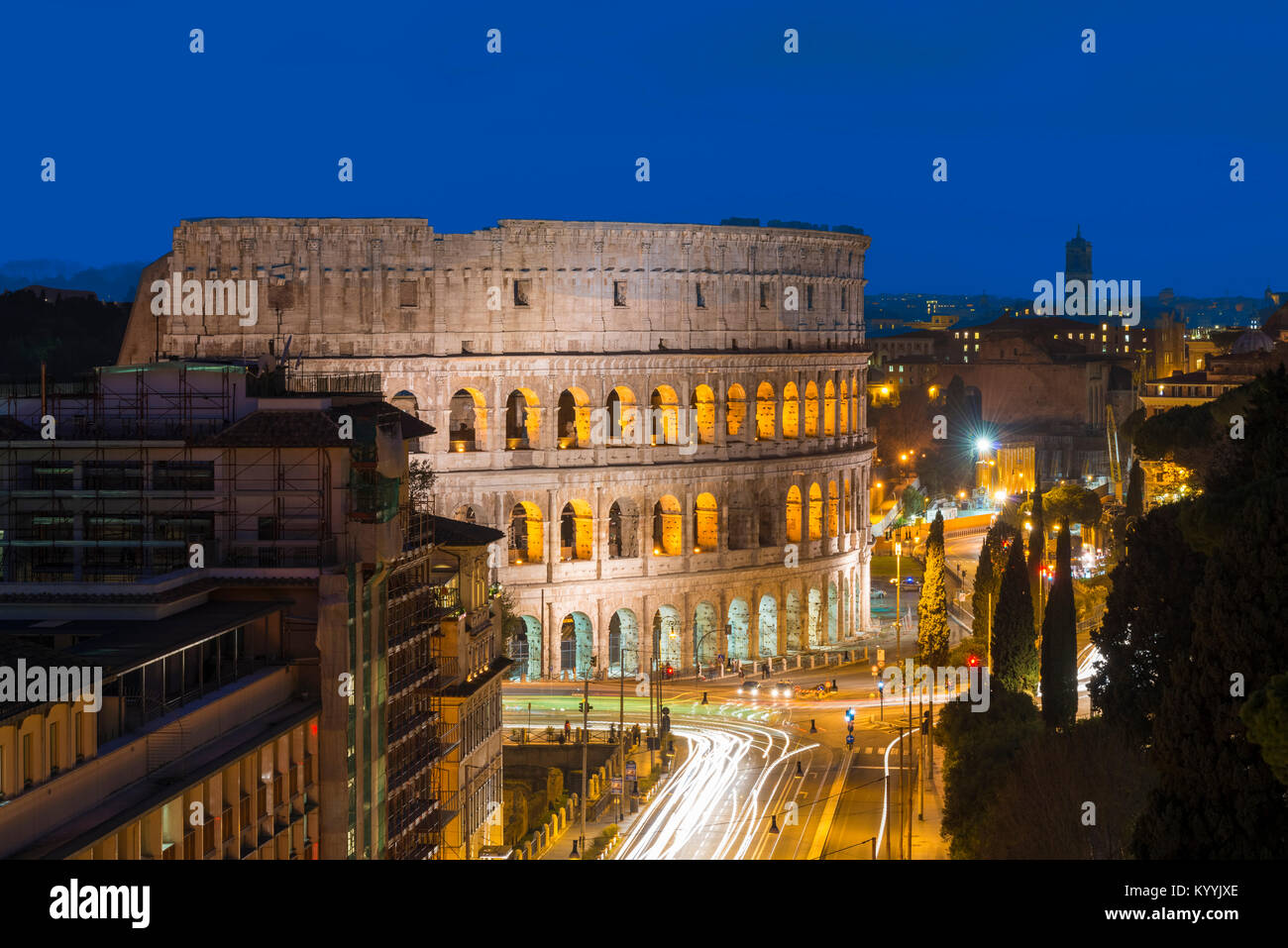 Il Colosseo, Roma, Italia di notte Foto Stock