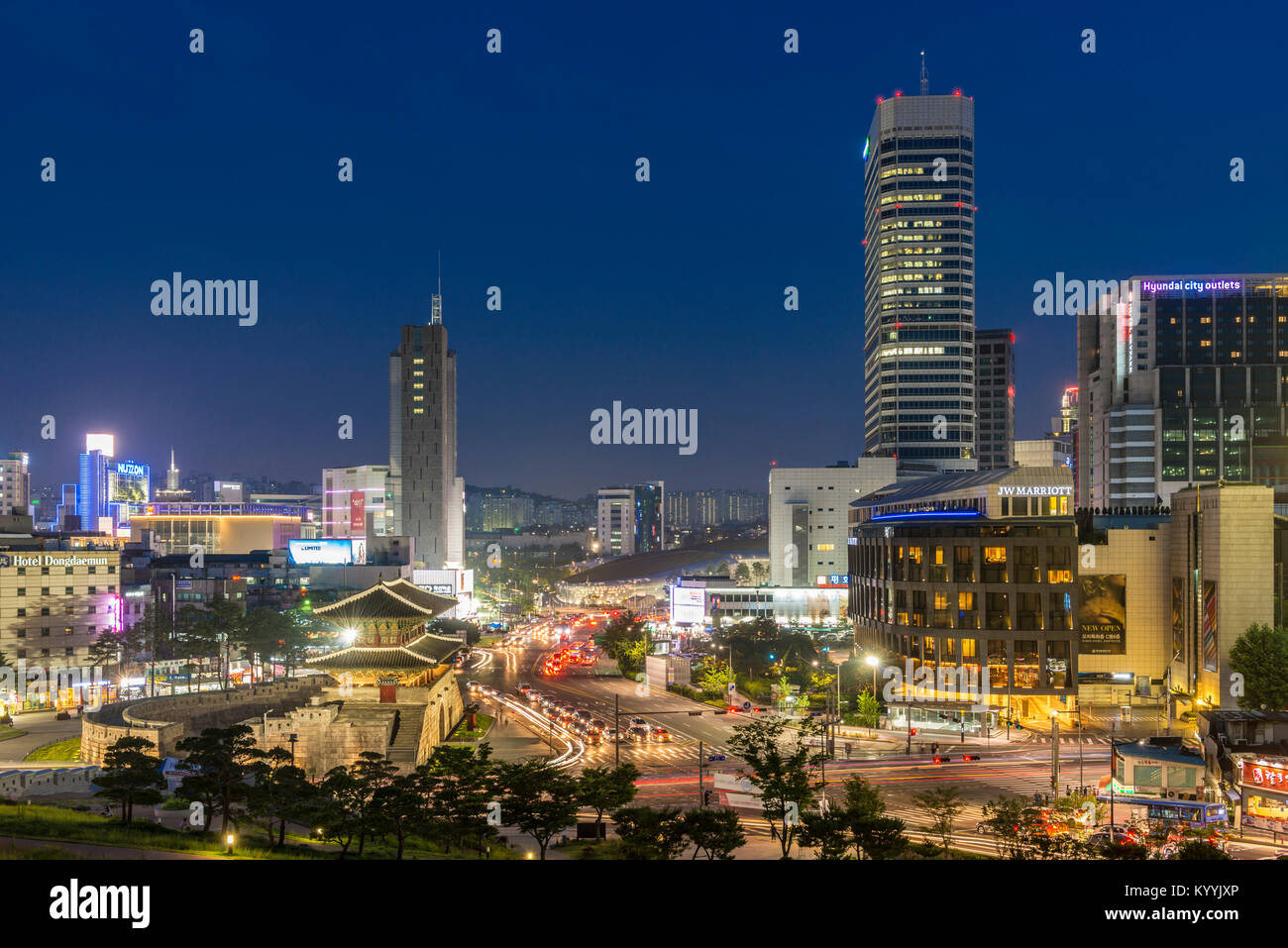 Seoul, Corea del Sud - porta di Heunginjimun o porta di Dongdaemun e moderni edifici del centro cittadino di notte Foto Stock
