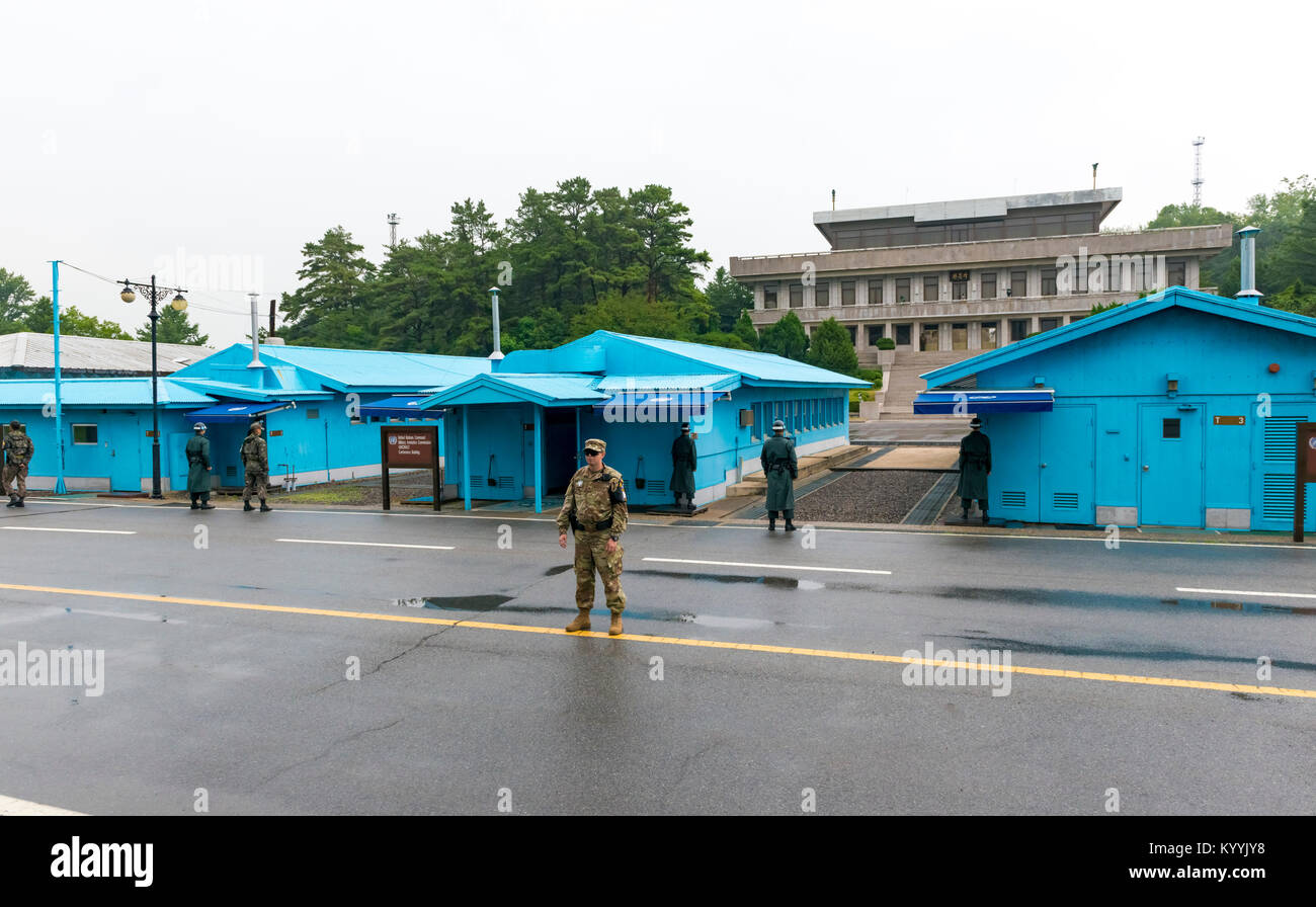 Confine con la DMZ - la zona di sicurezza congiunta (JSA) in Corea del Sud a Panmunjeom, che mostra il confine della linea di demarcazione militare tra Corea del Nord e Corea del Sud Foto Stock