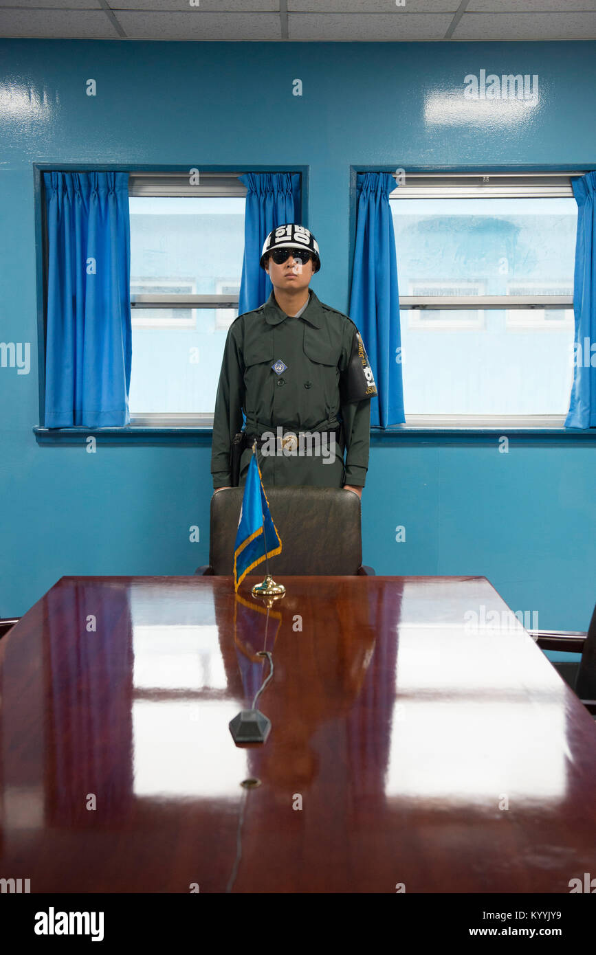 Un soldato nel blu sala conferenze, Comune di area di sicurezza (ACC), lungo i militari la linea di demarcazione tra la Corea del Nord e Corea del Sud Foto Stock