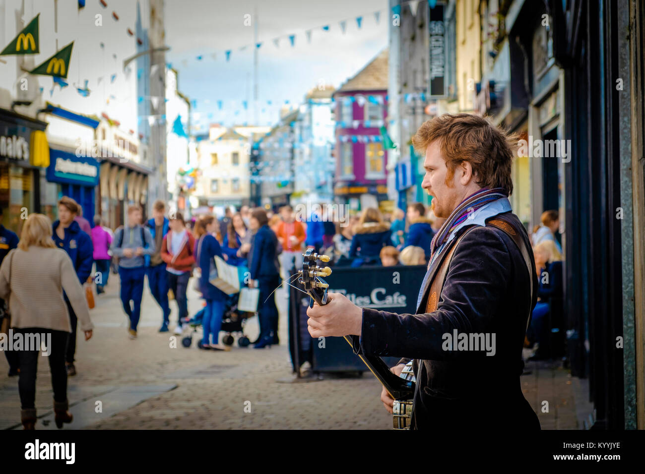 Busker eseguendo sulla High Street a Galway, Irlanda Foto Stock