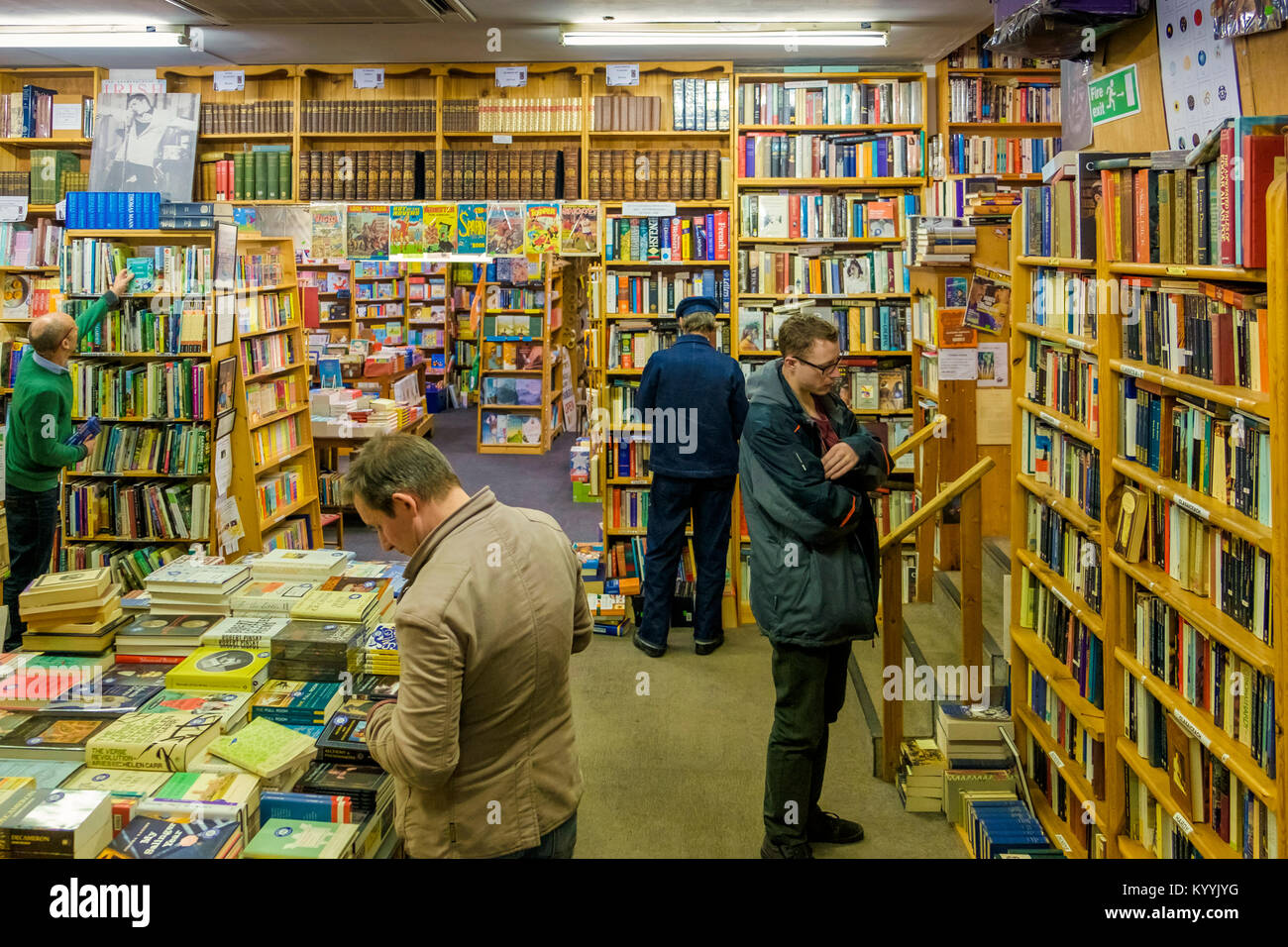 Book shop interno all'interno Charlie Byrne's Bookshop nel centro citta' di Galway, Irlanda Foto Stock