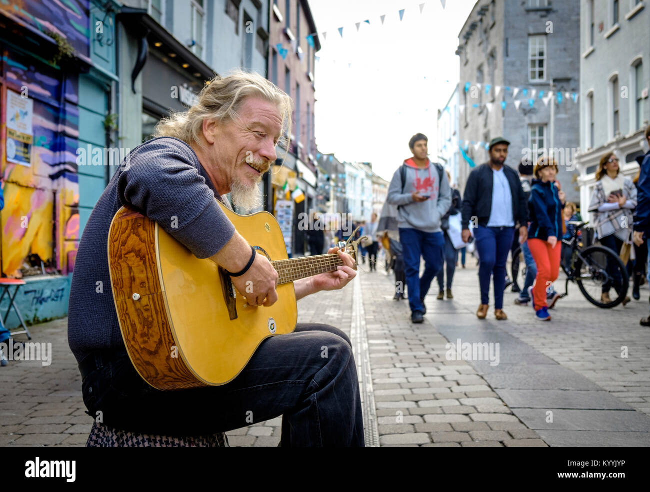 Busker musicista di strada sulla High Street nel centro della città di Galway, Irlanda Foto Stock