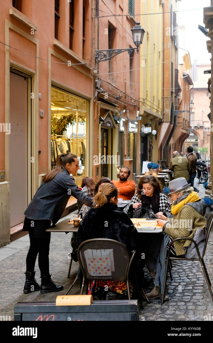 Bologna, Italia, con le persone a una street cafe bar a Bologna centro città Foto Stock