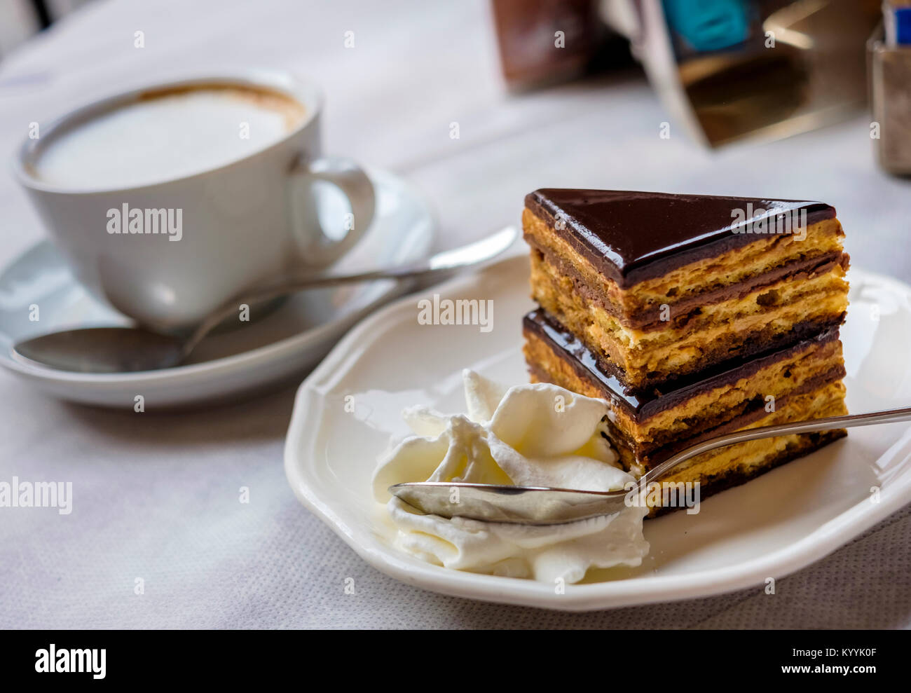 Cucina italiana - torta al cioccolato in un caffè in Italia Foto Stock