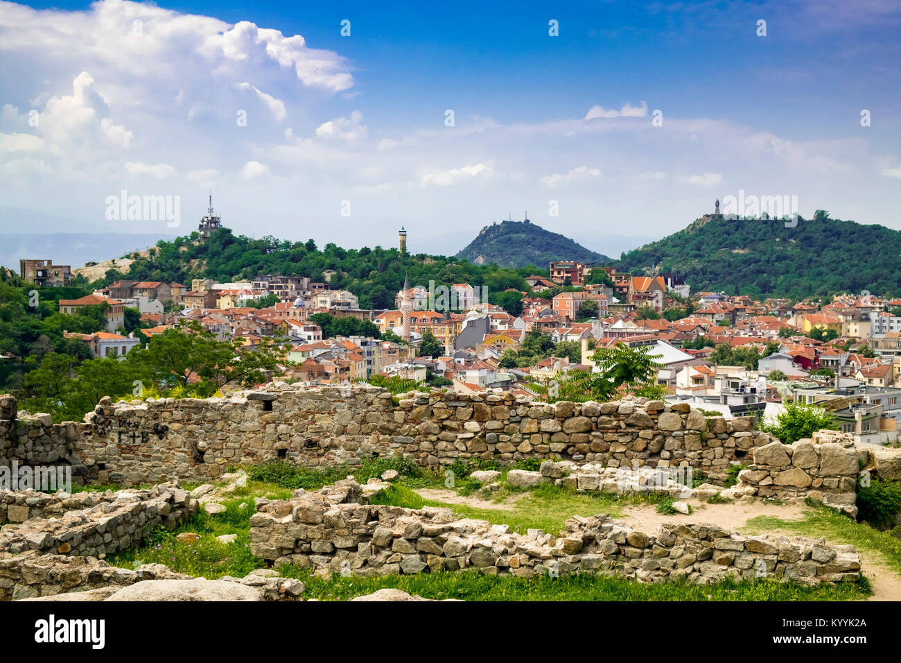 Plovdiv, Bulgaria, Europa - Vista del vecchio Muro e a Plovdiv skyline della città Foto Stock