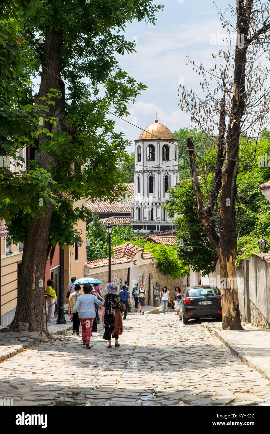 I turisti della vecchia città con la Chiesa di San Costantino ed Elena in background, in Plovdiv, Bulgaria, Europa Foto Stock