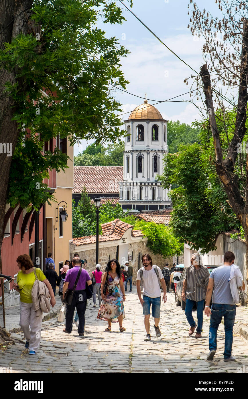 I turisti in Plovdiv Città Vecchia con la Chiesa di San Costantino ed Elena in background, in Plovdiv, Bulgaria, Europa Foto Stock
