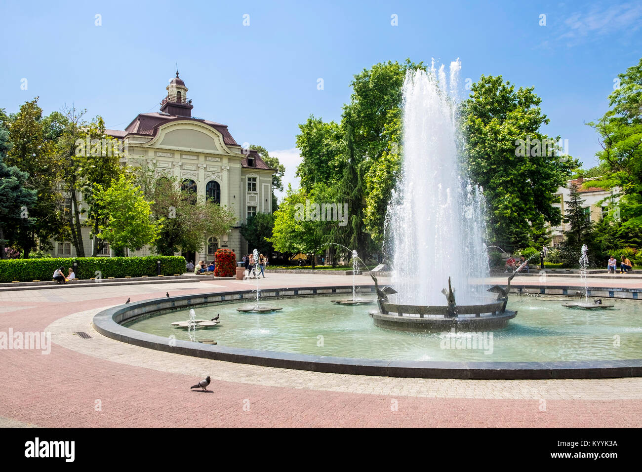 La fontana di Stefan Stambolov Square a Plovdiv, in Bulgaria, in Europa con il Palazzo Comunale dietro Foto Stock