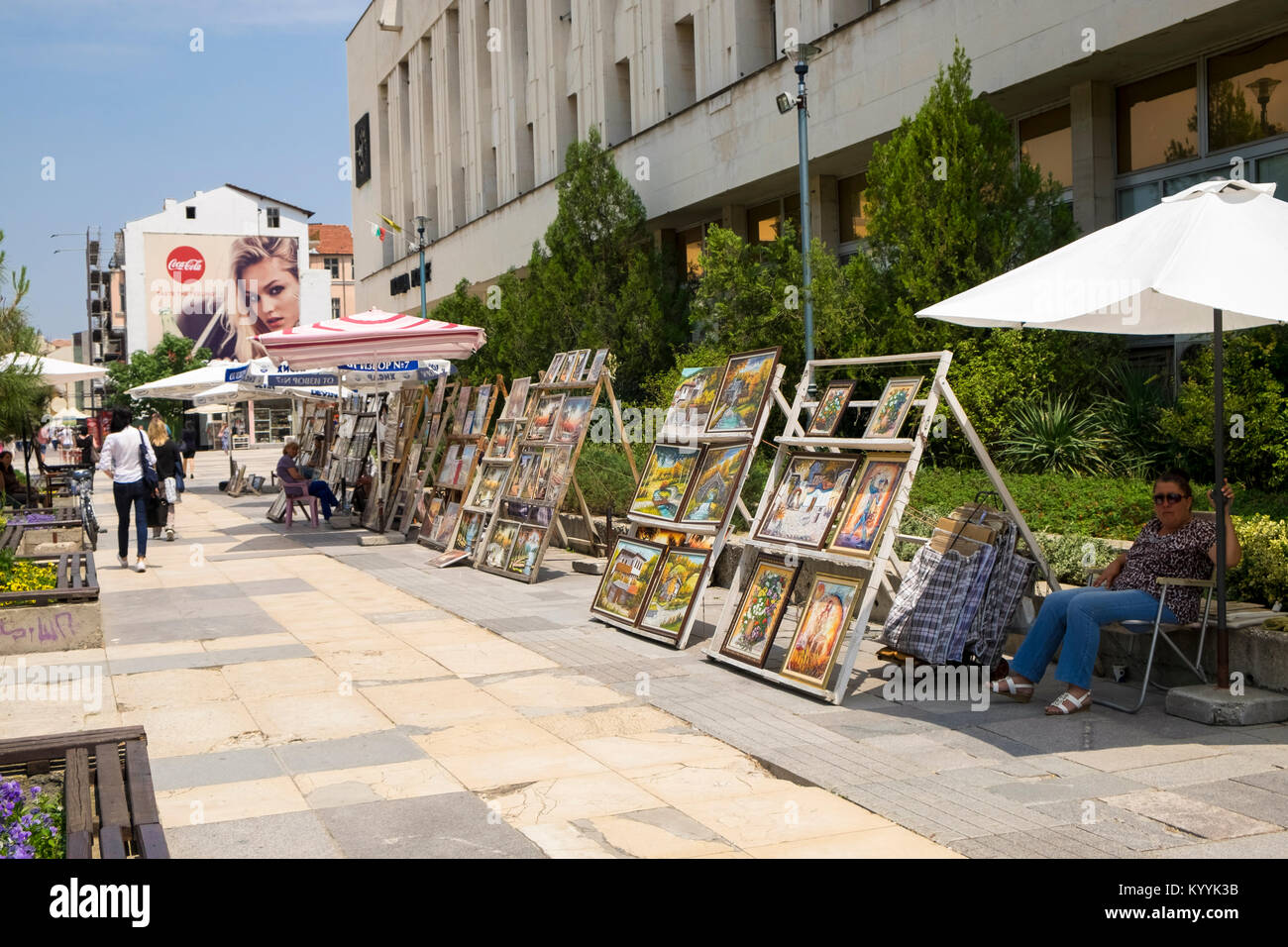 Artista locale di lavoro sul display in Stefan Stambolov Square a Plovdiv, in Bulgaria, in Europa Foto Stock