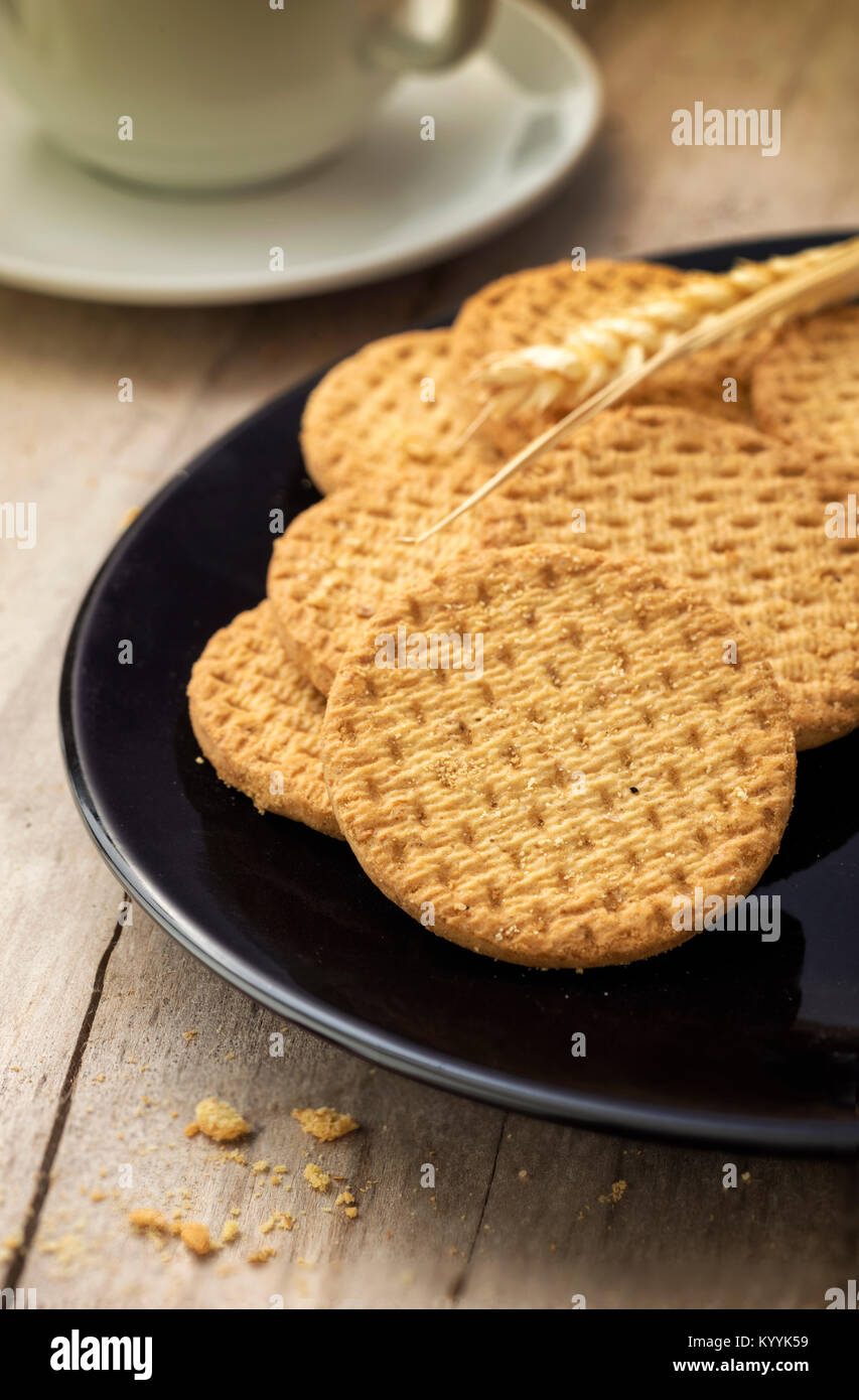 Biscotti digestivi su una piastra Foto Stock