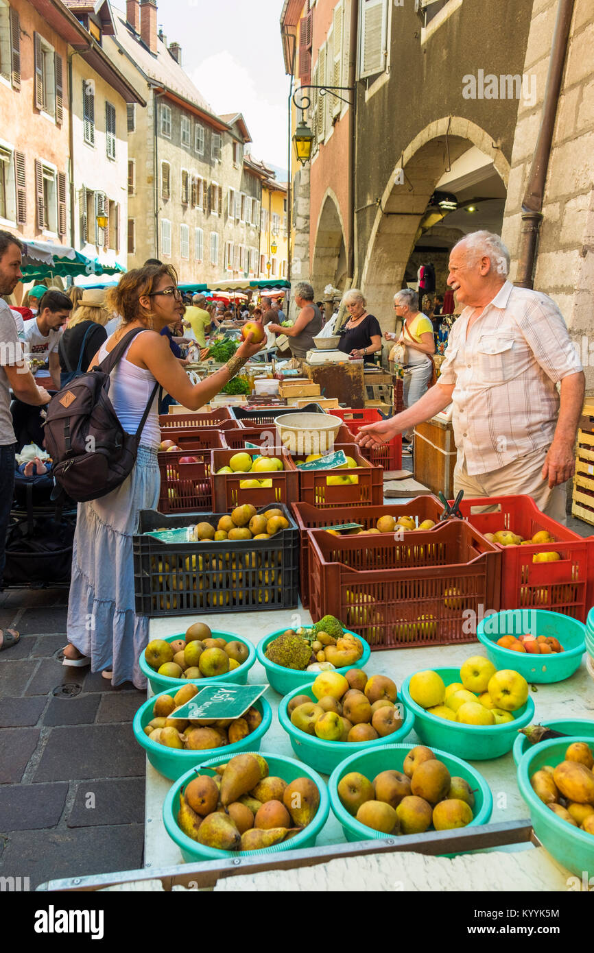 Alla domenica strada del mercato di Annecy, Haute Savoie, Francia, Europa Foto Stock