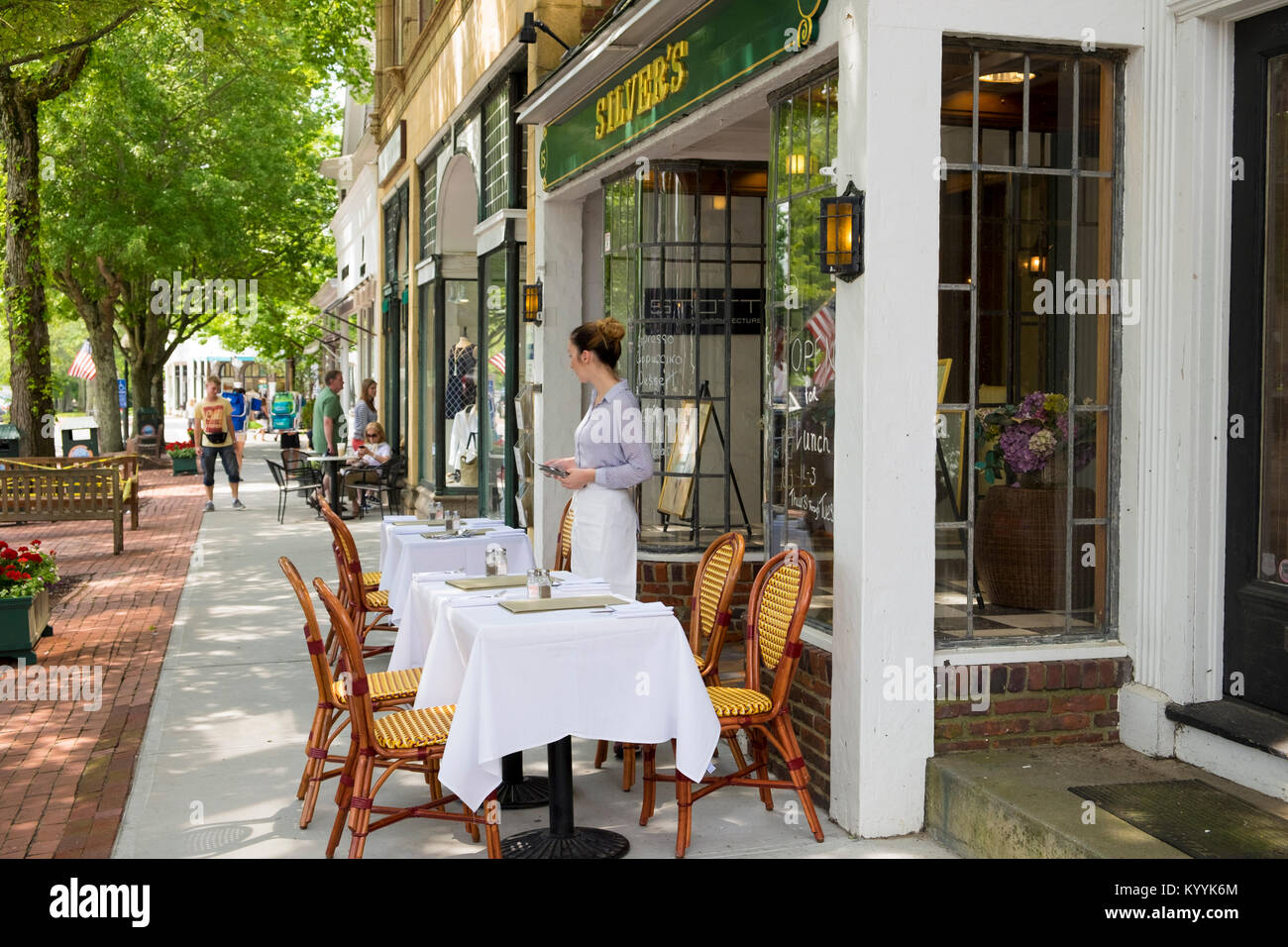 Hamptons, Long Island, New York, USA - ristorante Silvers nel villaggio di Southampton in estate Foto Stock