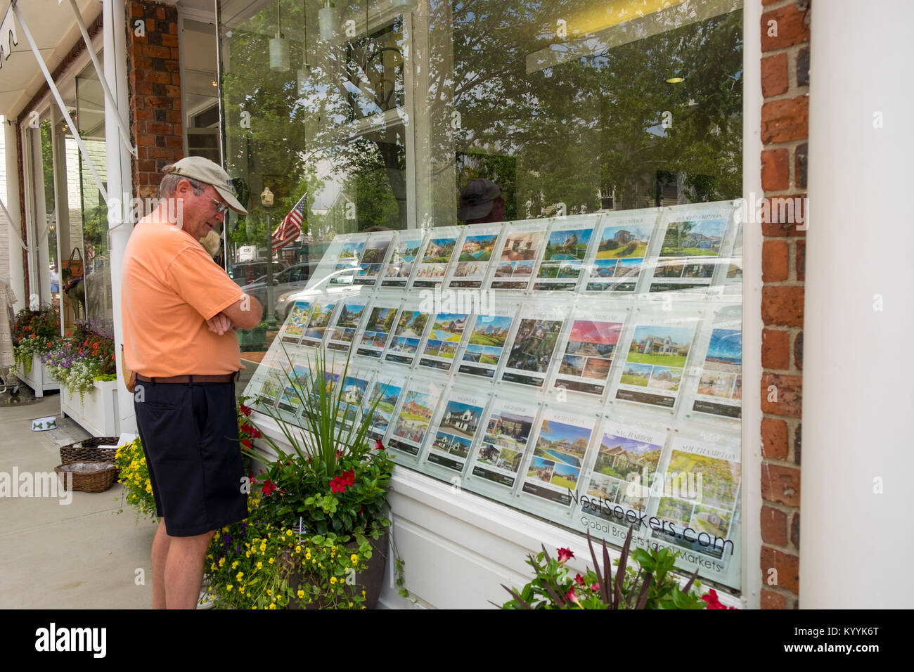 Un realtors agenzia immobiliare finestra che mostra le proprietà per la vendita, Southampton, gli Hamptons, Long Island, New York, Stati Uniti d'America Foto Stock