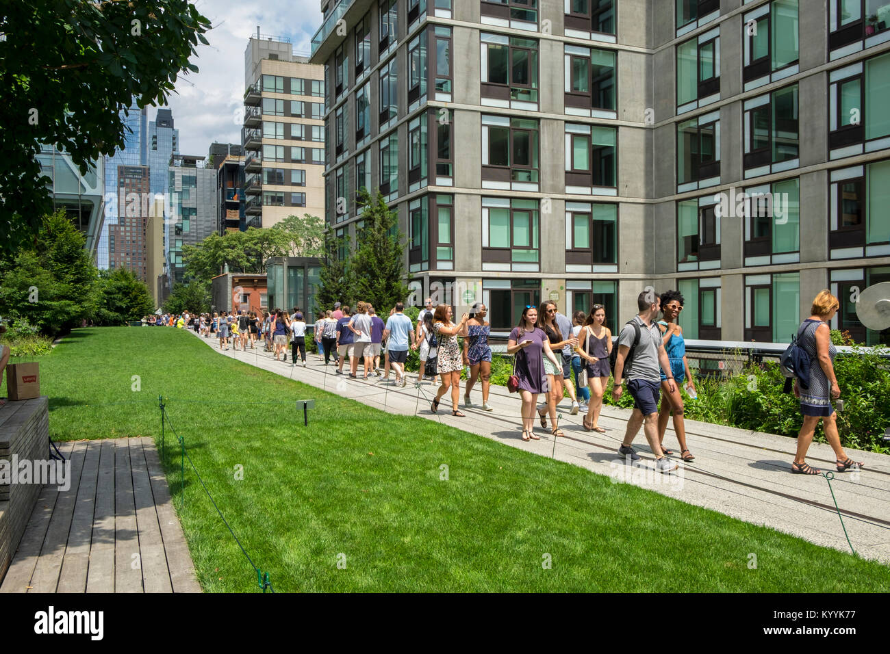 High Line New York City highline, Stati Uniti d'America con le persone camminando sul Ponte di Manhattan in estate Foto Stock