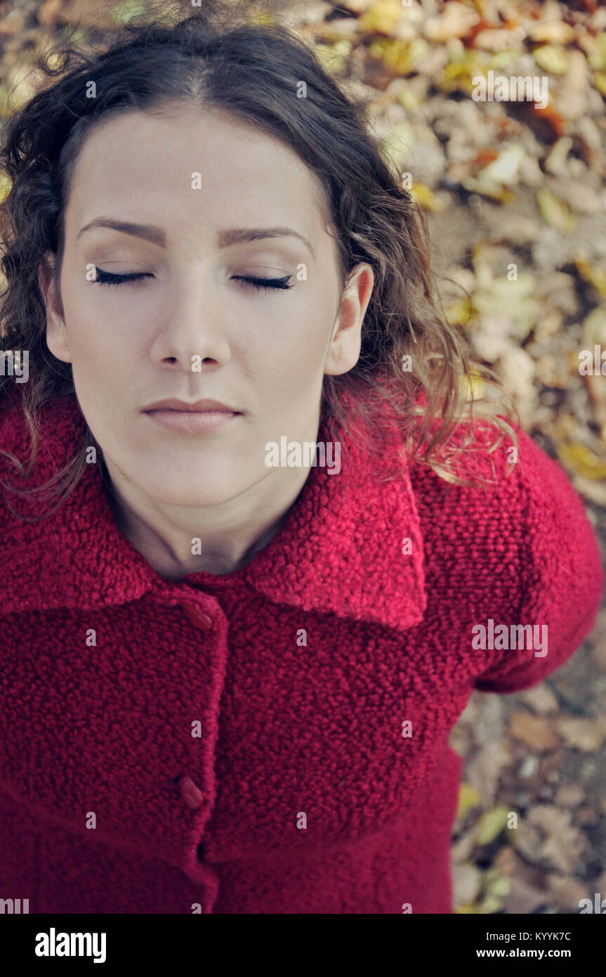 Ritratto di giovane e bella donna gli occhi chiusi Foto Stock