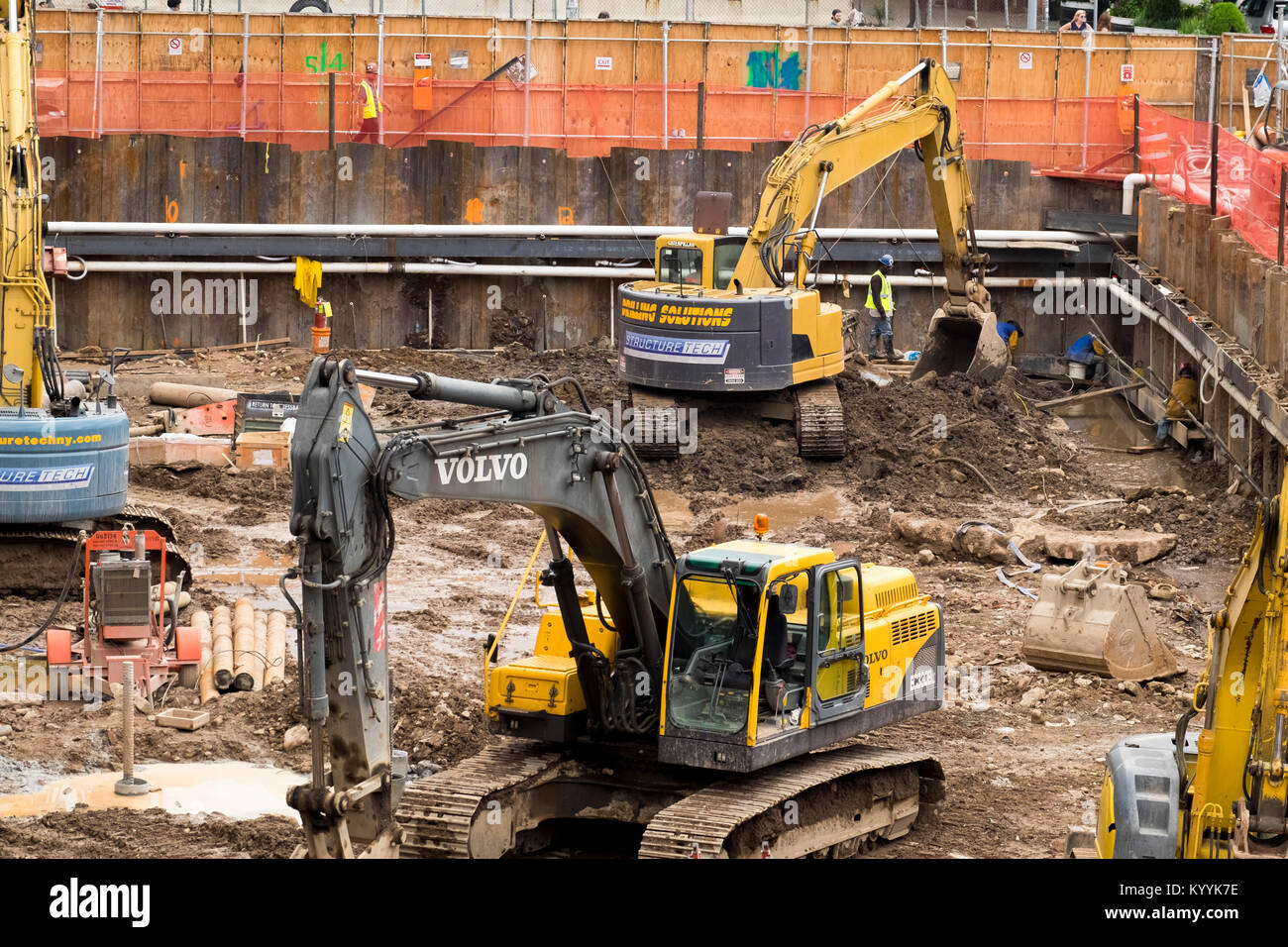 Lavori di scavo su un sito di costruzione sito in costruzione in un centro città, STATI UNITI D'AMERICA Foto Stock