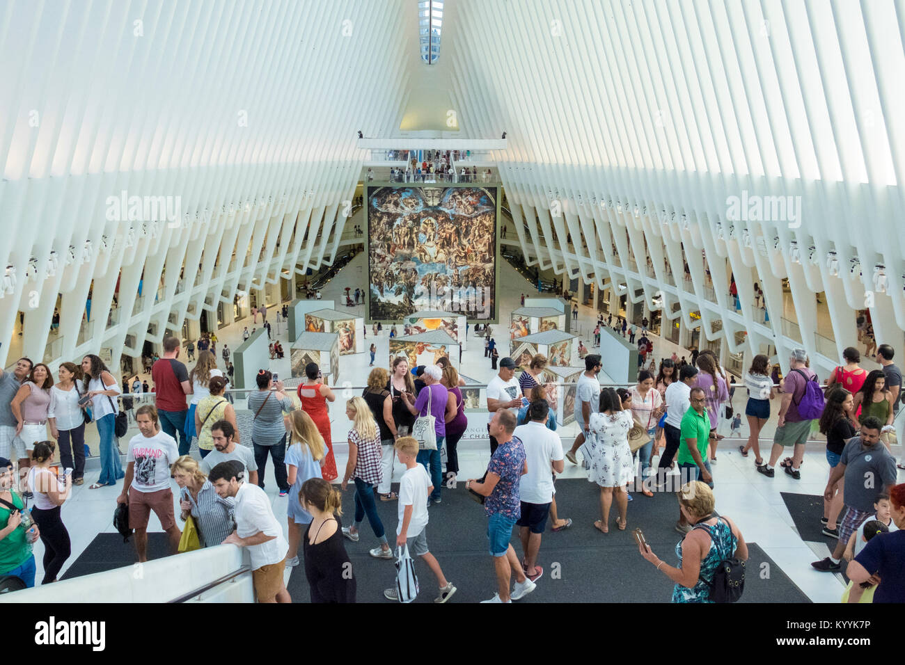 Mostra a Westfield World Trade Center, un centro commerciale al centro di commercio mondiale, Manhattan, New York, Stati Uniti d'America Foto Stock
