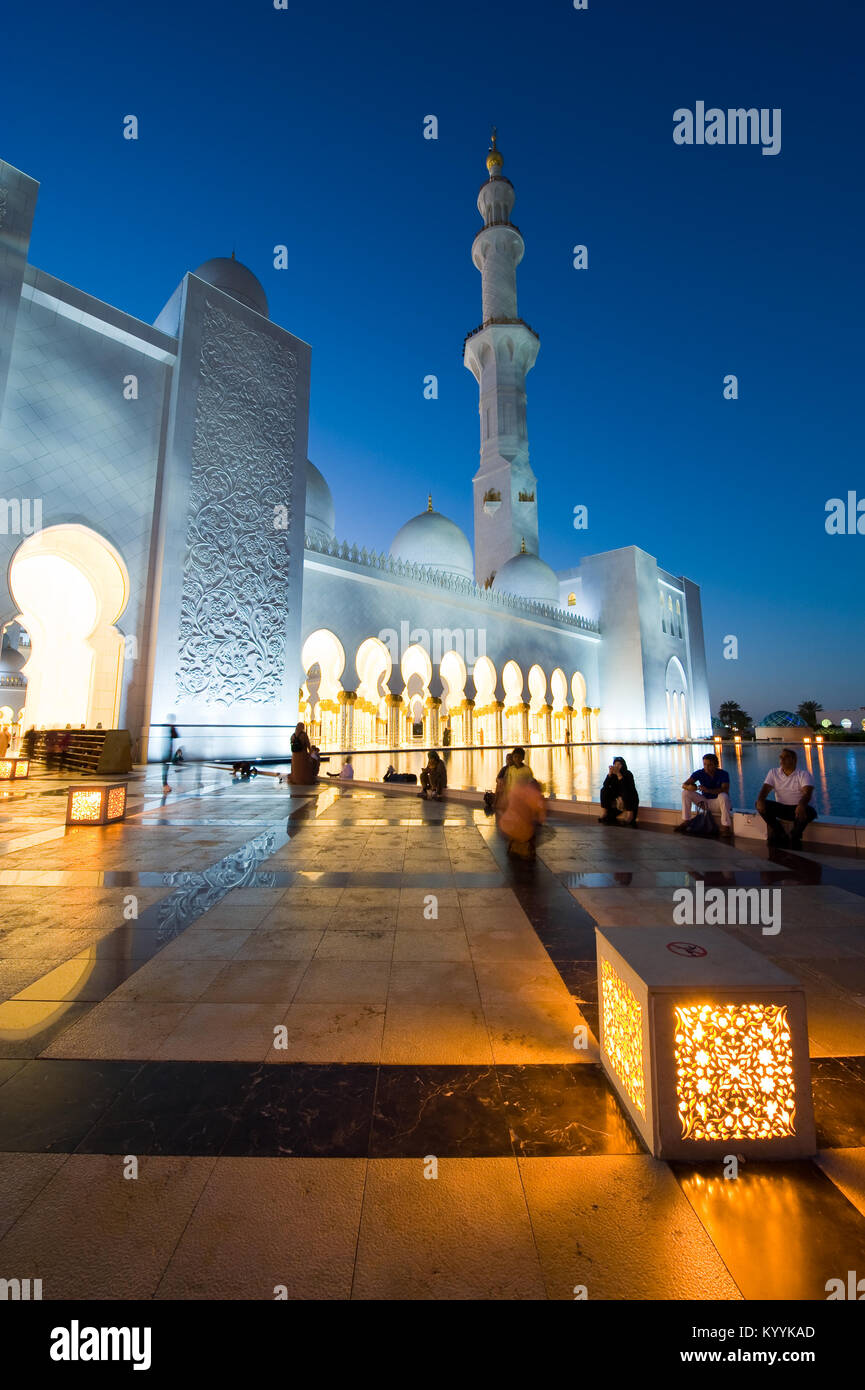 ABU DHABI, Emirati Arabi Uniti - 31 DIC 2017: Esterno della Moschea Sheikh Zayed di Abu Dhabi nel crepuscolo. Si tratta della più grande moschea del paese. Foto Stock