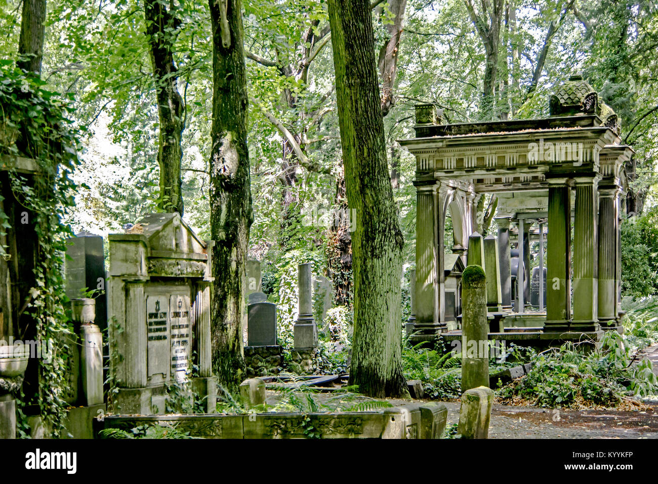 Berlin Weissensee, cimitero ebraico; Jüdischer Friedhof a Berlino Weißensee, der größte in Europa Foto Stock