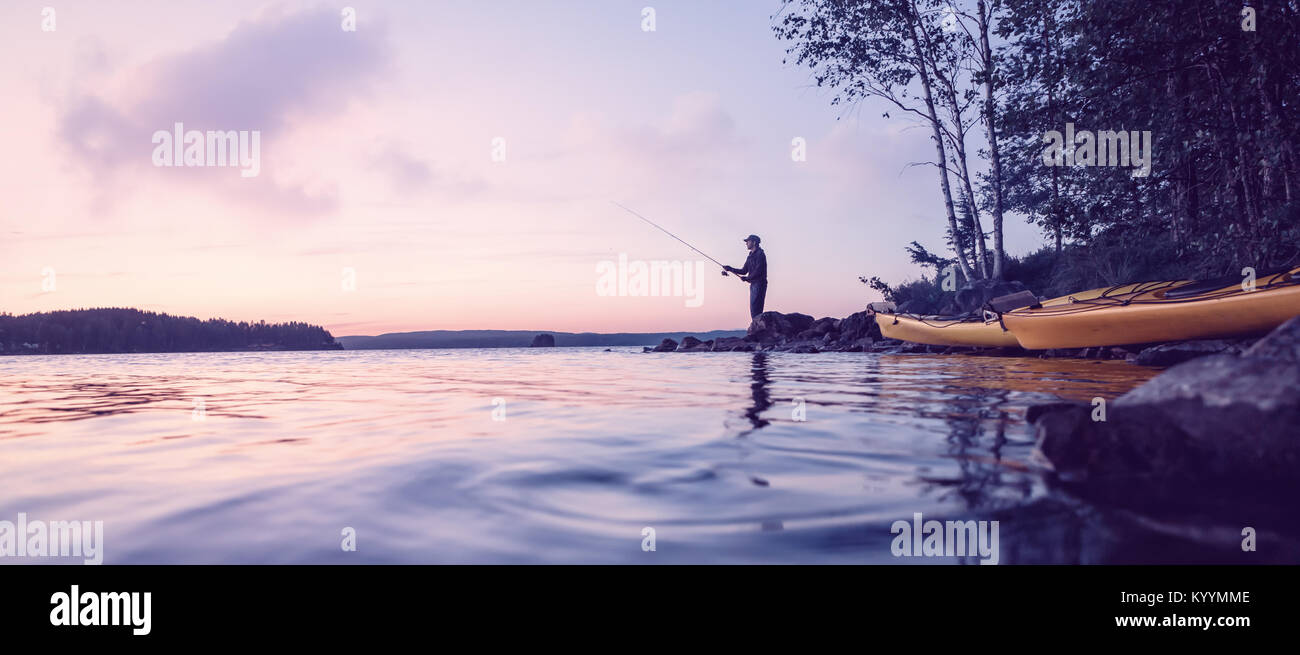 Pesca pacifica in un lago Foto Stock