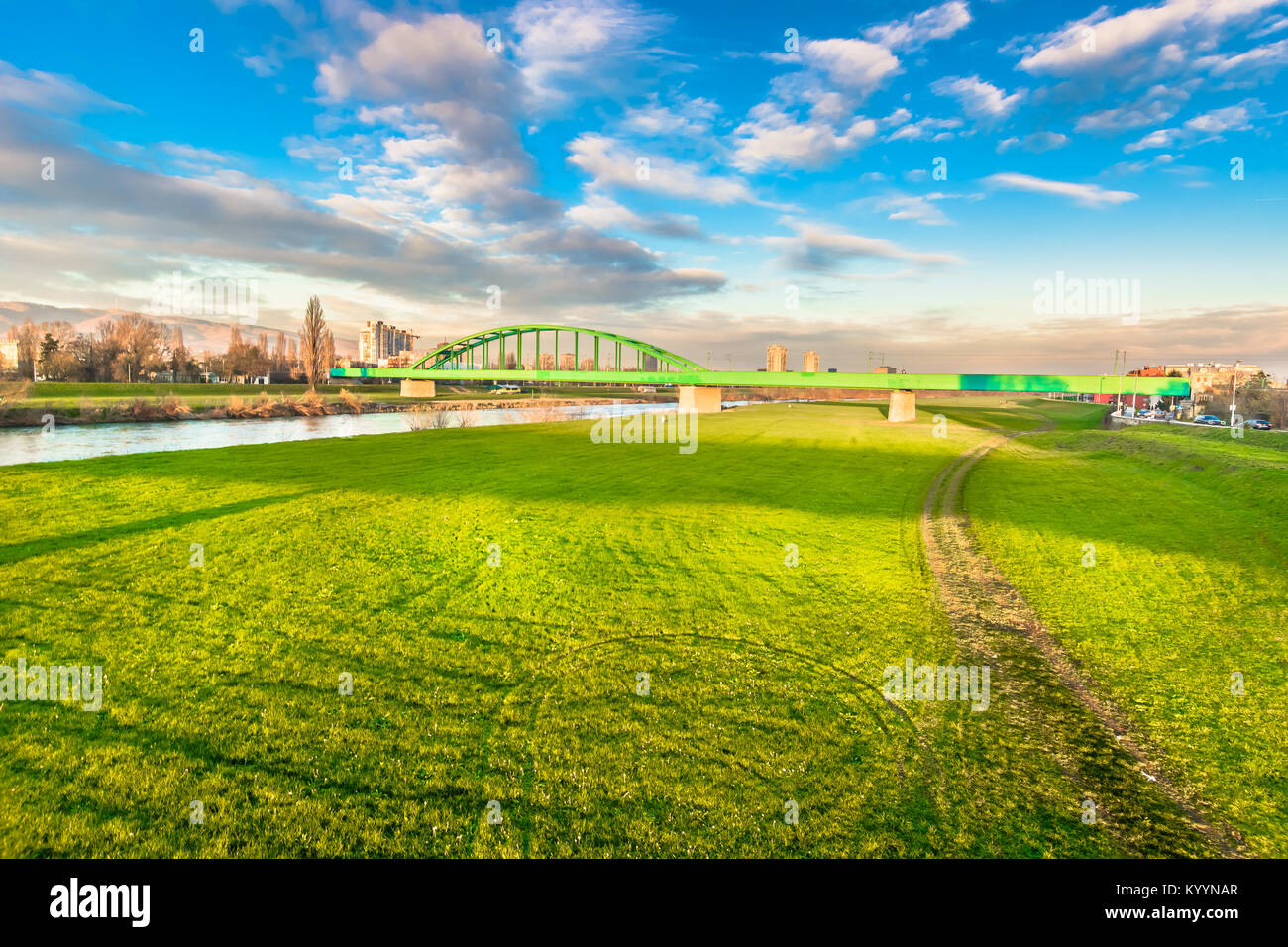 Vista panoramica al paesaggio colorato nella città di Zagabria dal fiume Sava, Croazia. Foto Stock