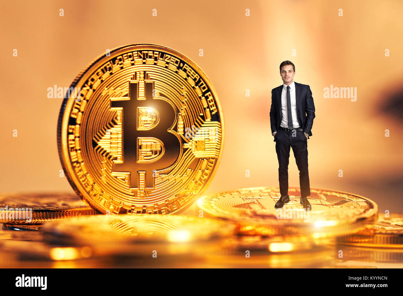 Imprenditore sorridente in piedi vicino a golden coin di bitcoin denaro virtuale concept Foto Stock