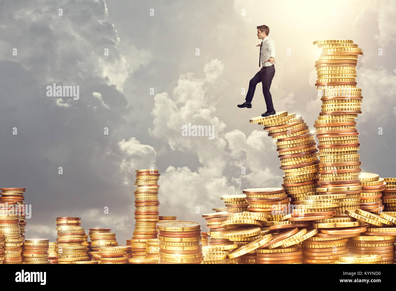 Imprenditore sulla pila di monete in euro Foto Stock