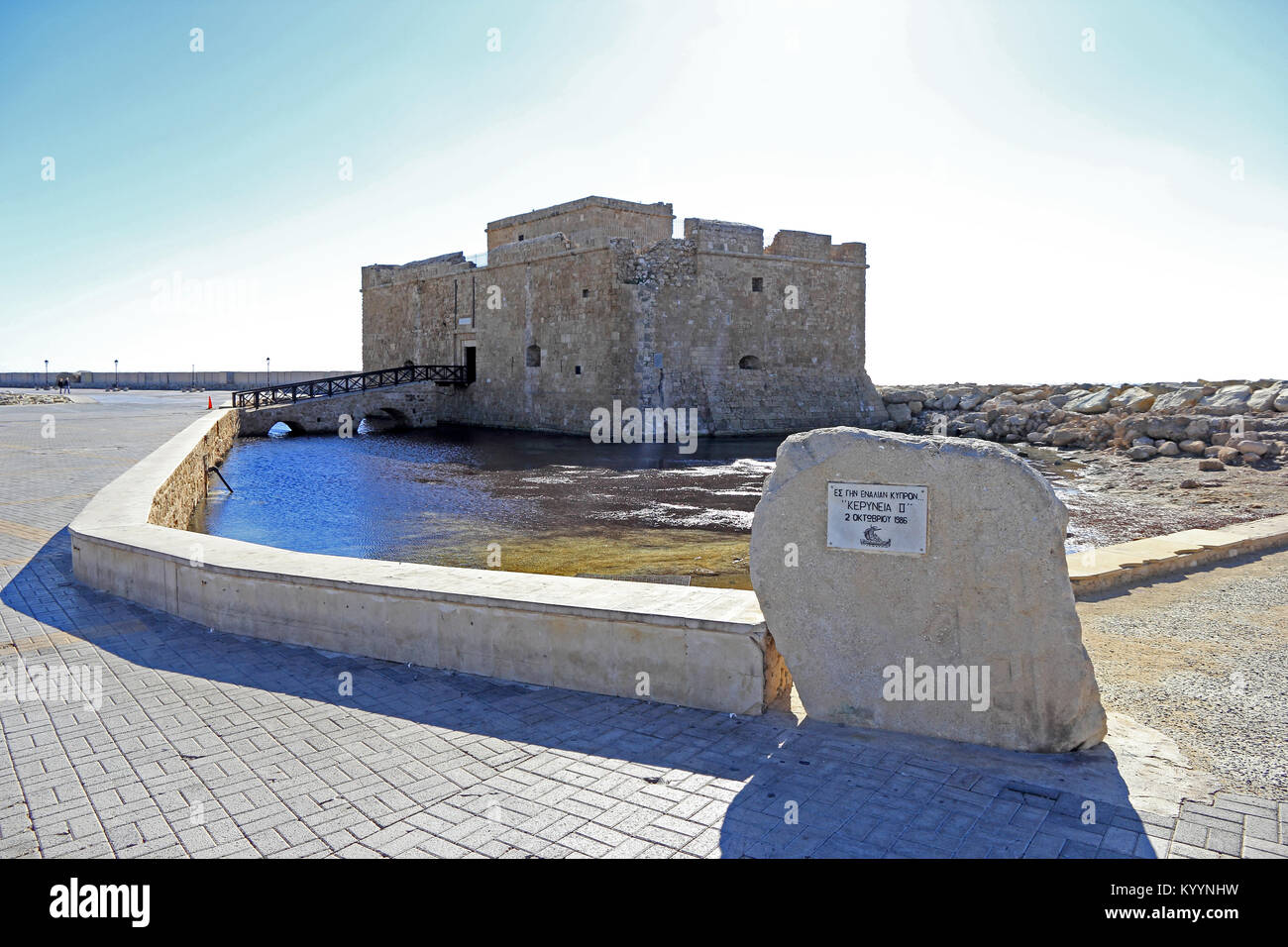 Fortilizio medievale di Pafos, dal porto, aeroporto di Paphos Foto Stock