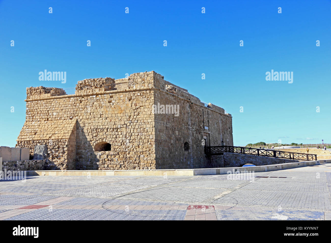 Fortilizio medievale di Pafos, dal porto, aeroporto di Paphos Foto Stock