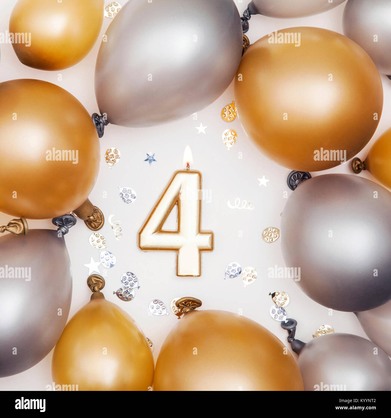 Festa di compleanno numero 4 candela con oro e argento palloncini Foto Stock