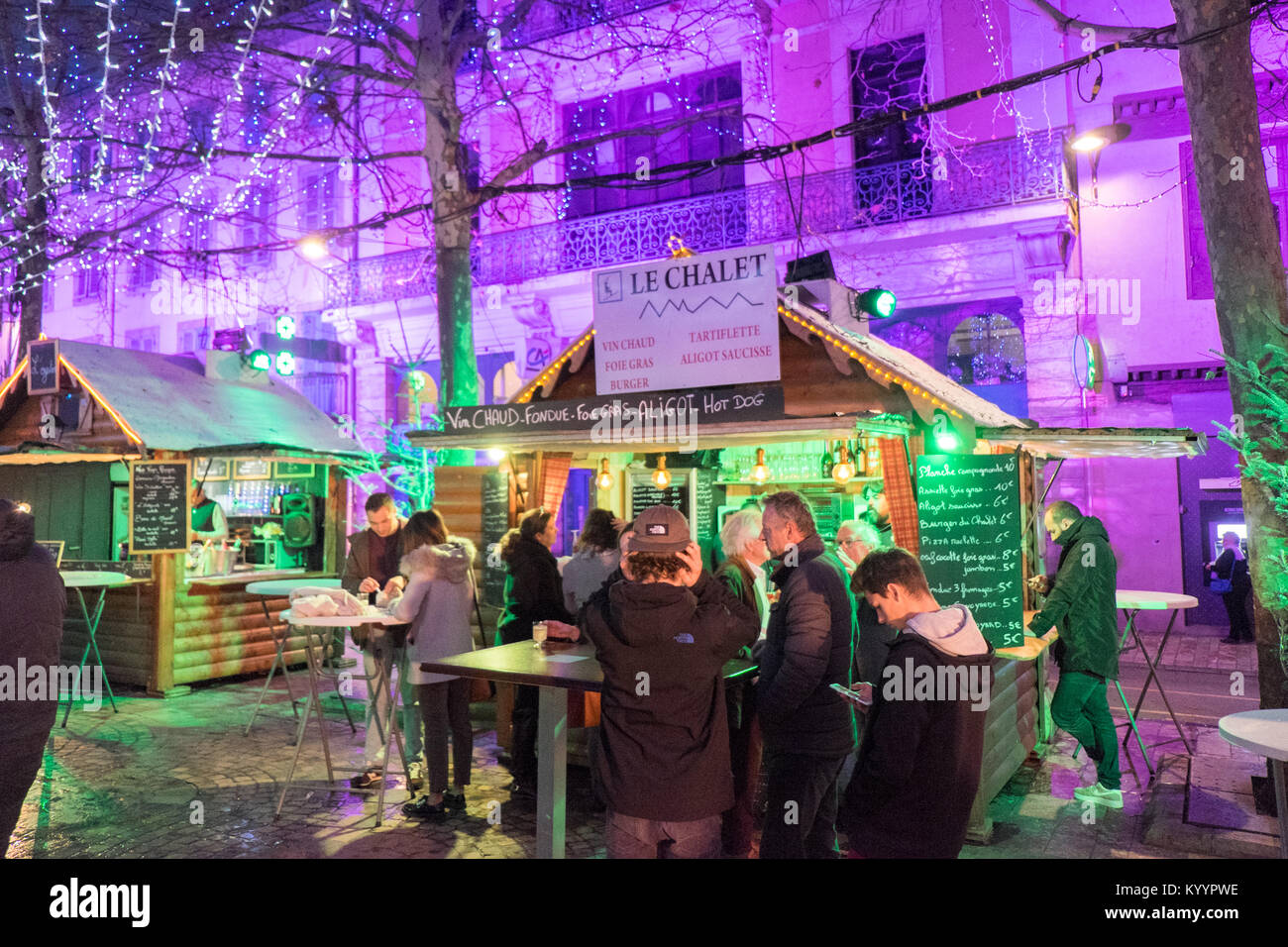 Tradizionale,natale,mercato,a,centro,d,street,scena,natale,decorazioni,centro,d,Carcassonne,Aude,dipartimento,Francia,l'Europa, Foto Stock
