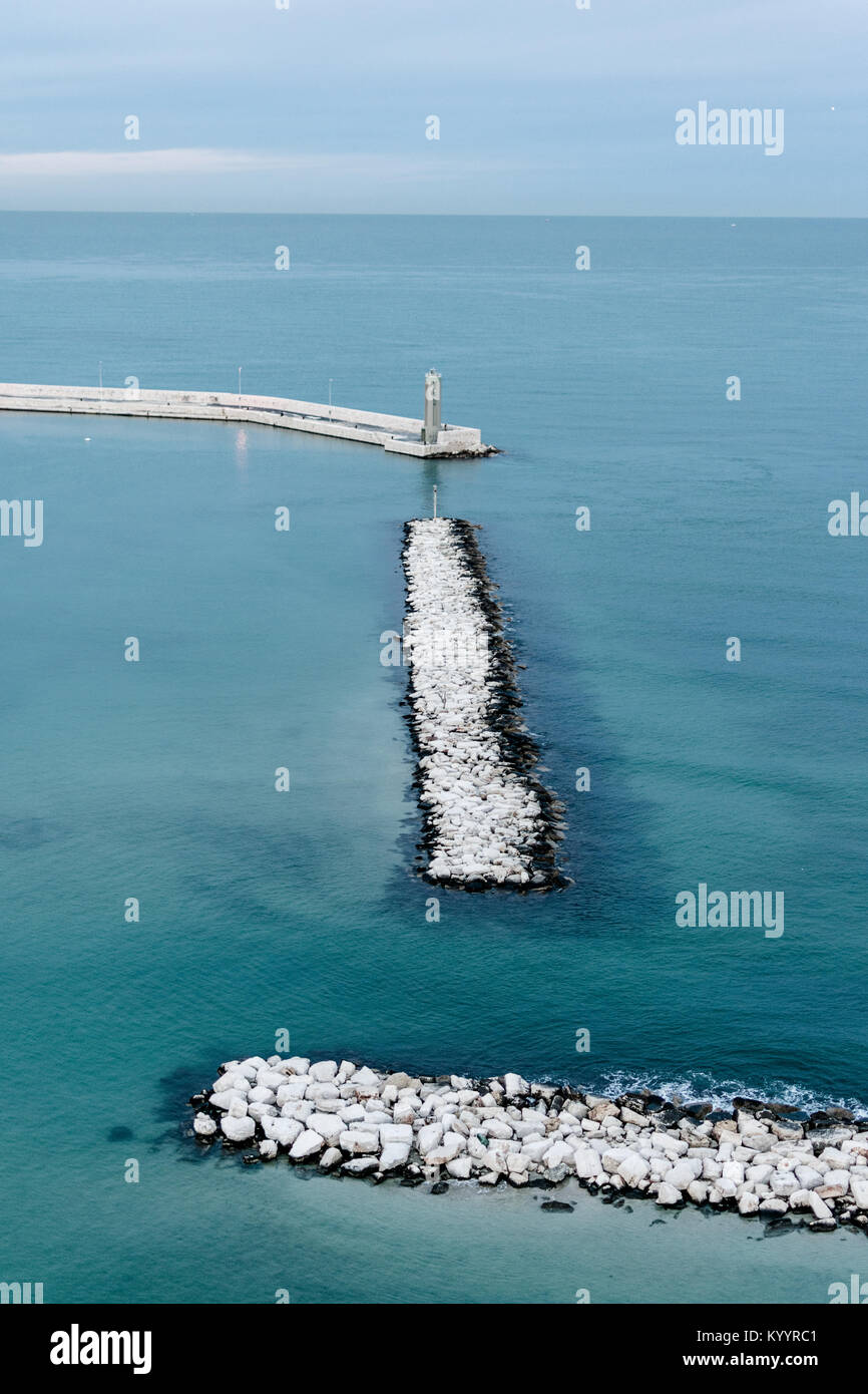 Il porto di Bari come si vede dalla ruota Foto Stock