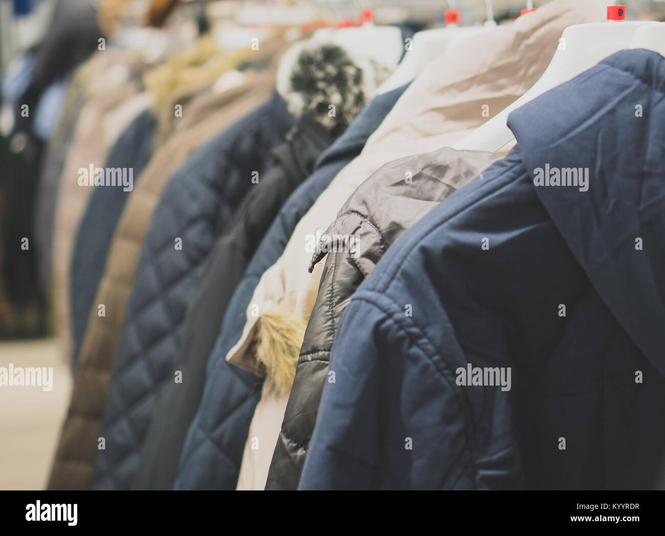 Collezione di giacche invernali nel negozio di abbigliamento. Foto Stock