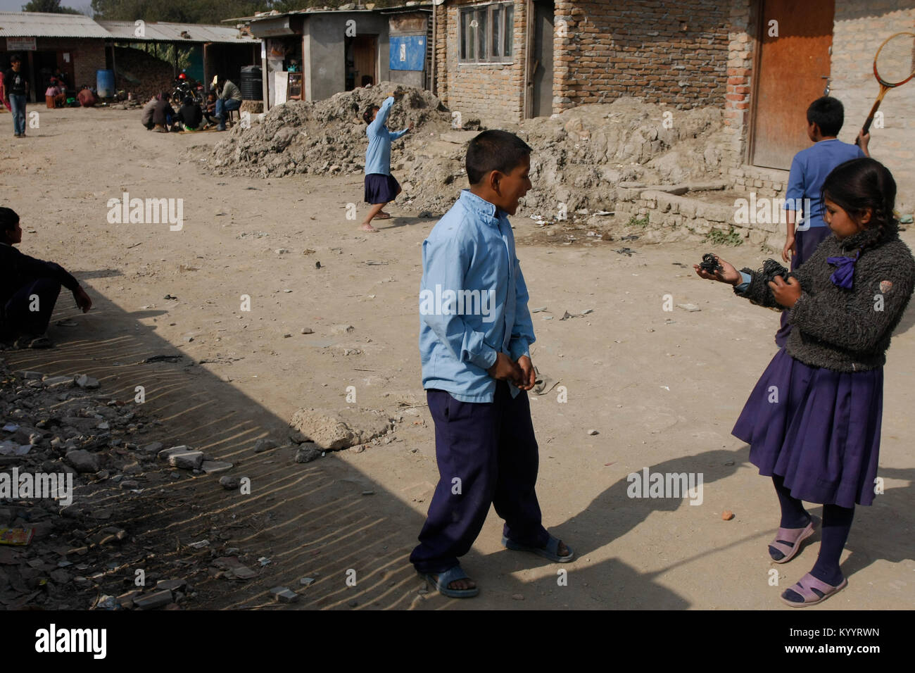 La scuola dei bambini giocare durante il tempo di interruzione in Thapathali squatter insediamento a Kathmandu. Foto Stock