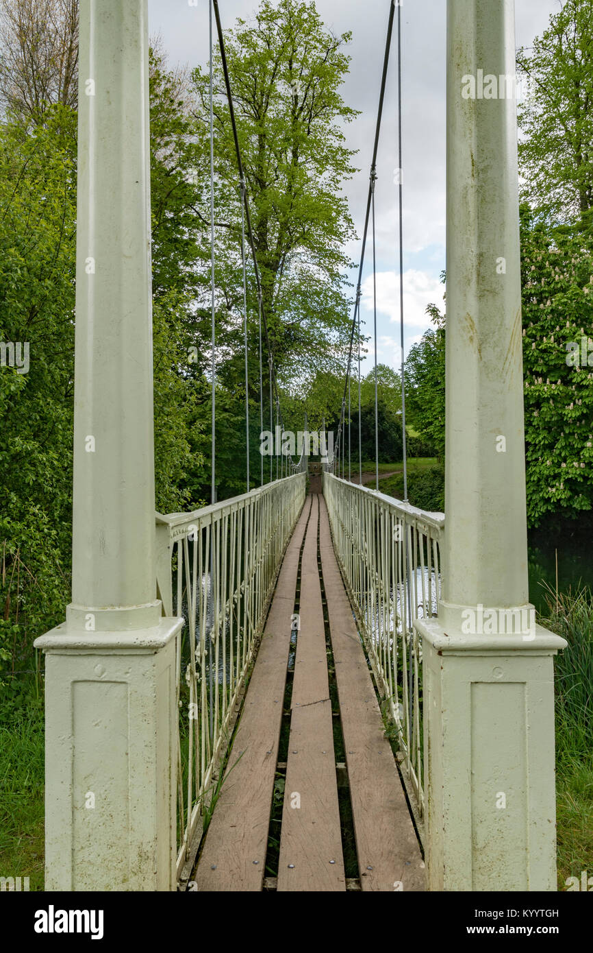 Cui Canford ponte di sospensione, è un collegamento pedonale lungo il fiume Stour a cui Canford Magna, Wimborne, Dorset Foto Stock