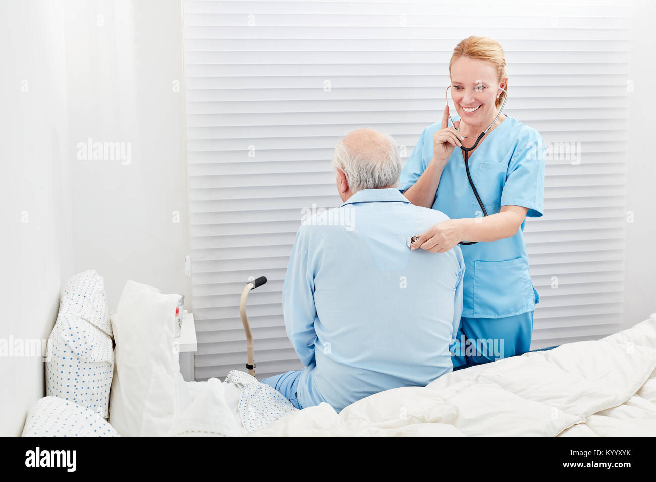 La donna come un medico che esamina la respirazione di un malato senior con lo stetoscopio Foto Stock