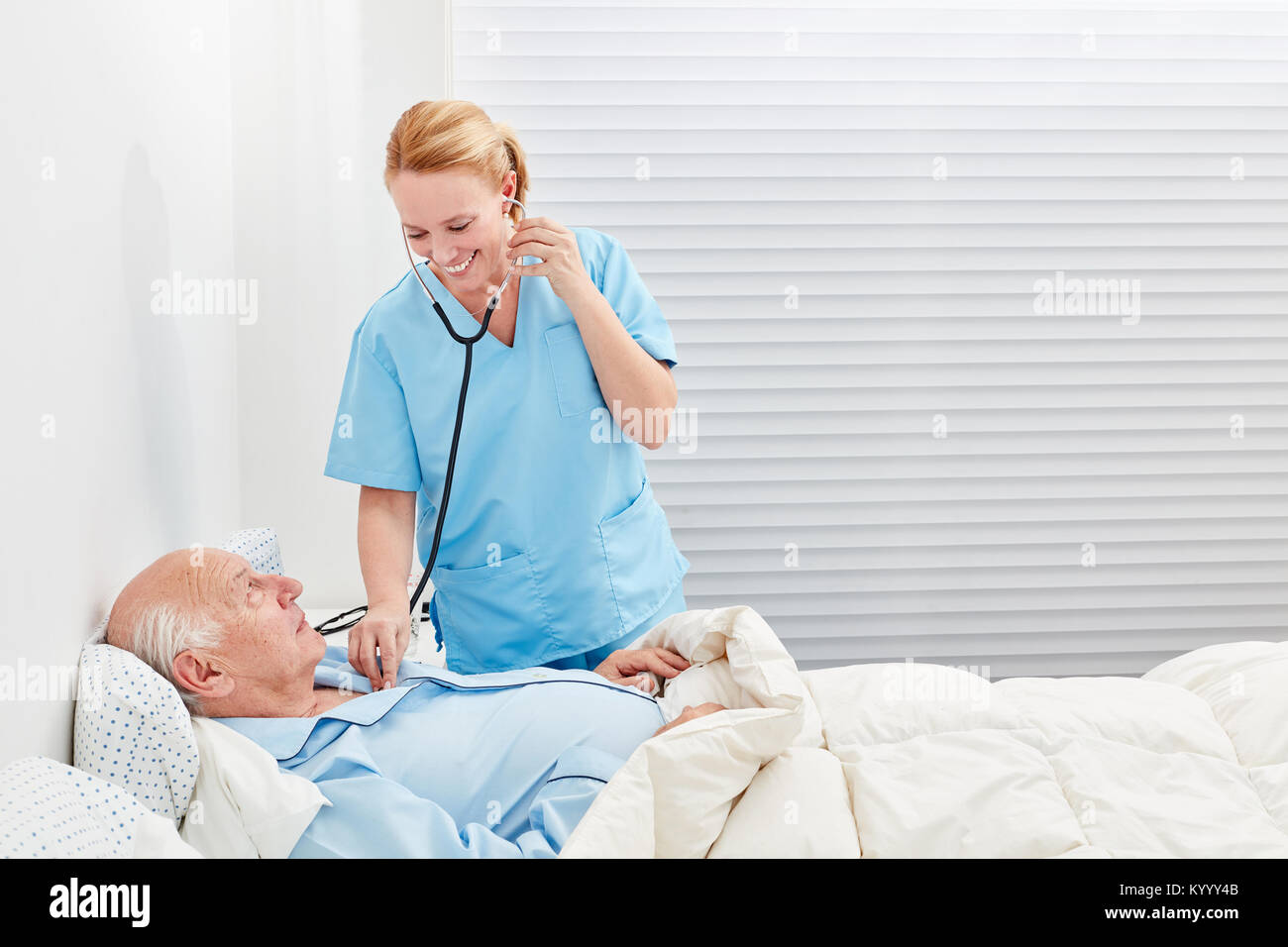 Un infermiere o un medico con stetoscopio esamina il paziente in ospedale Foto Stock