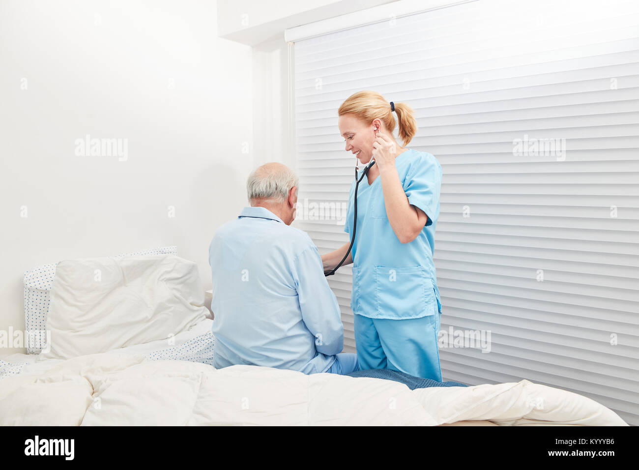Donne medico o infermiere ascolta paziente con uno stetoscopio Foto Stock