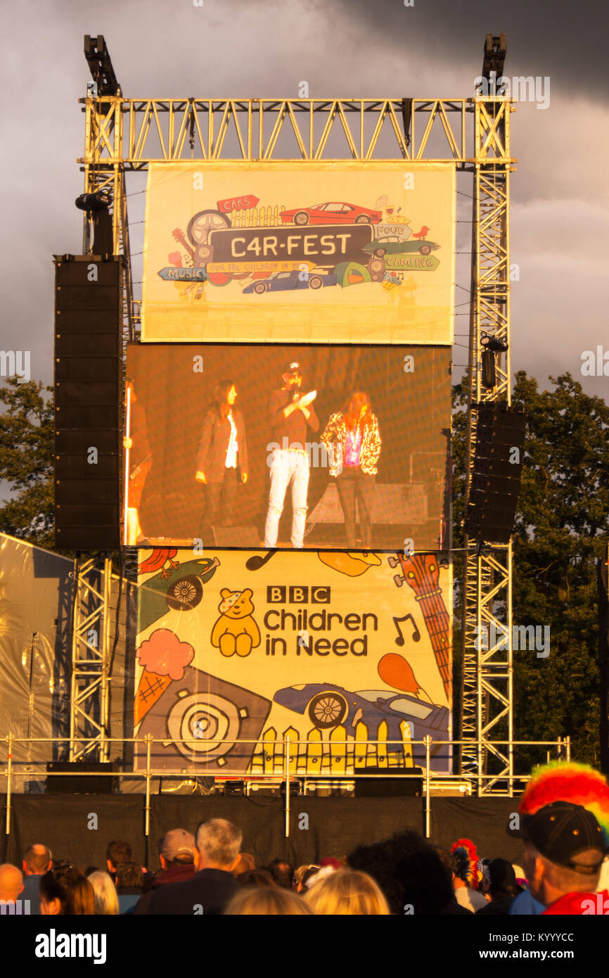 Chris Evans sul palco a Carfest Nord nel parco del castello di Bolesworth, Cheshire, Regno Unito. Foto Stock