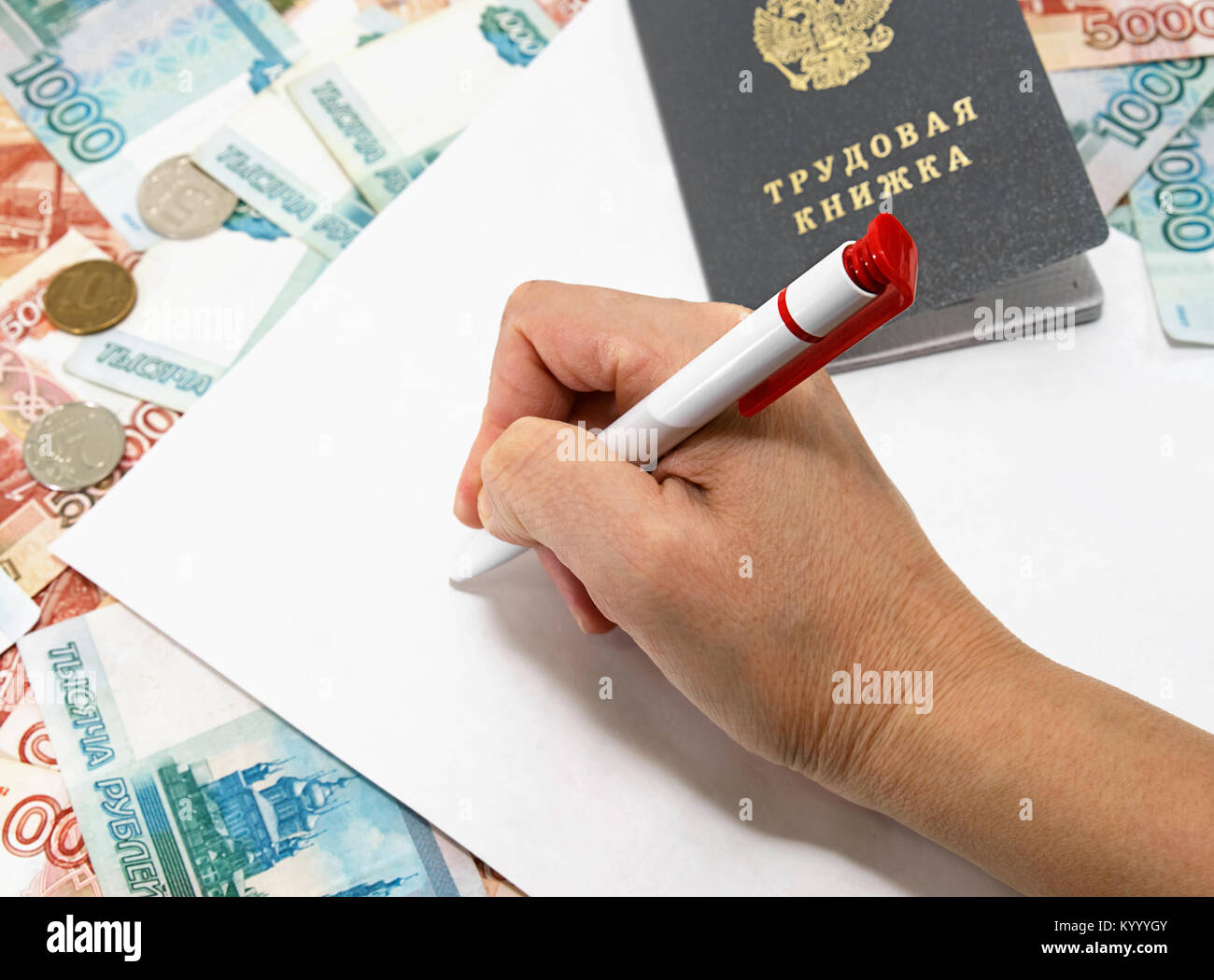 La donna ha scritto una dichiarazione circa il lavoro. Ricevere esperto per il posto vacante / traduzione russa per: dichiarazione, libro del lavoro Foto Stock