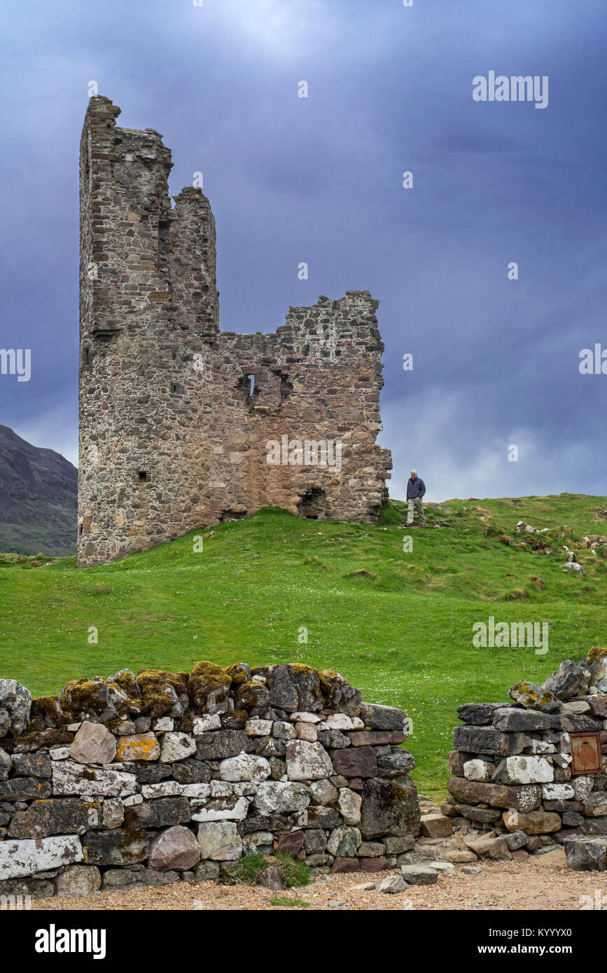 Visita turistica del XVI secolo il castello di Ardvreck rovina a Loch Assynt nelle Highlands scozzesi, Sutherland, Scotland, Regno Unito Foto Stock