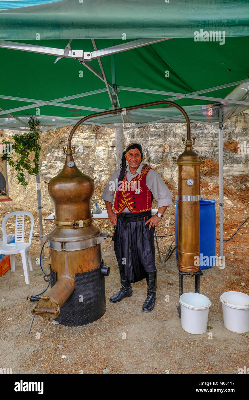 Villaggio Arsos, Cipro - 8 Ottobre 2017: Uomo nel tradizionale abito Cipriano in posa con la sua ancora per rendere zivania. Foto Stock