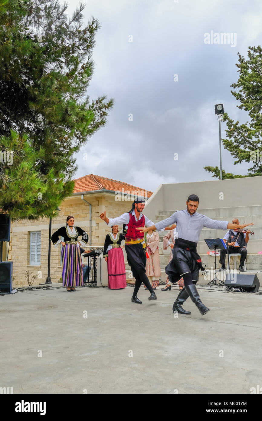 Villaggio Arsos, Cipro - 8 Ottobre 2017: due uomini vestiti in abiti tradizionali di eseguire syrtos folk dance festival presso il festival. Foto Stock