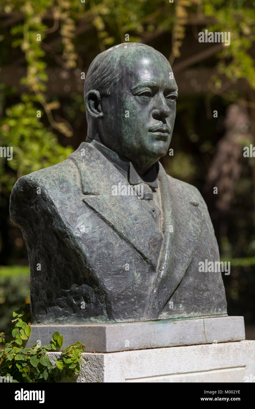 Busto di Don Torcuato Luca de Tena in Parque de Maria Luisa, Siviglia, Spagna. Foto Stock