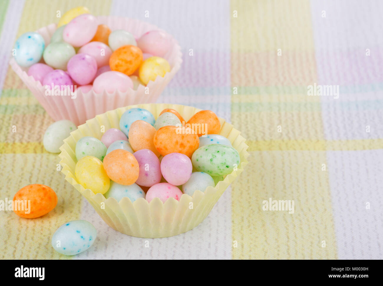 Chiazzato uovo di pasqua candy in bicchieri di carta Foto Stock