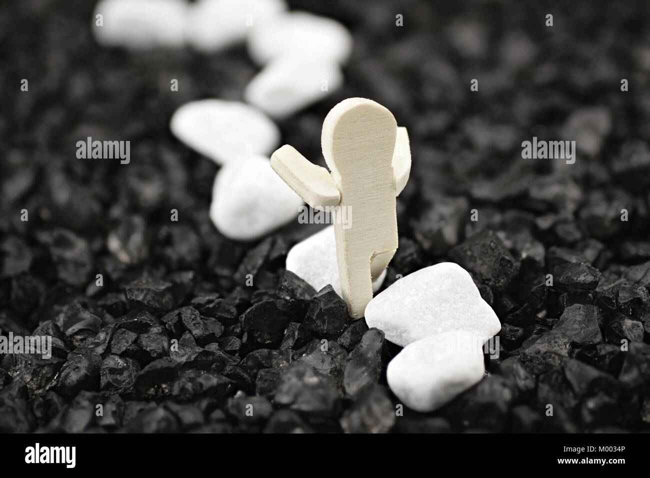 Poco maschio va il difficile percorso roccioso Foto Stock